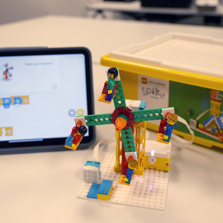 Lego Spike Essential, aufgebautes Lego-Riesenrad und zugehörige App auf dem iPad