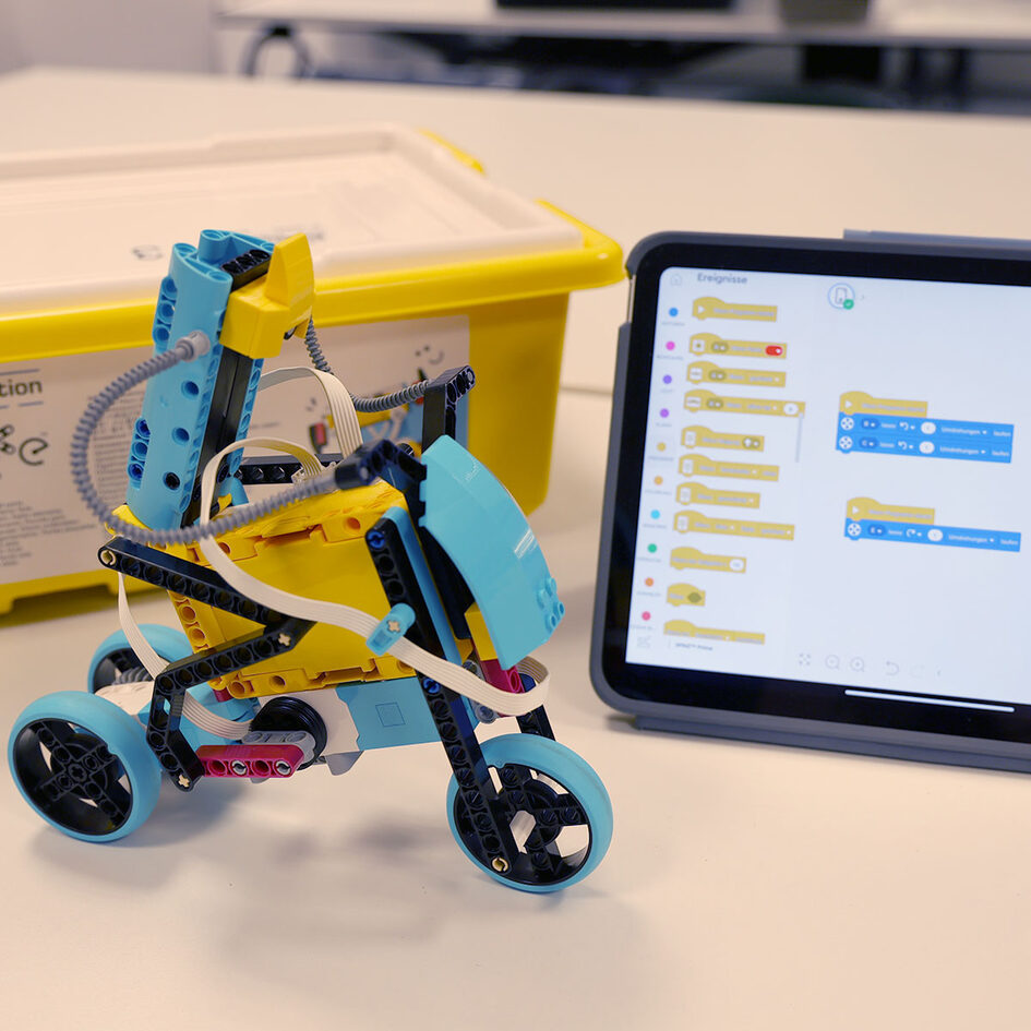 Lego Spike Prime - aufgebautes Lego-Motorrad und zugehörige App auf dem iPad