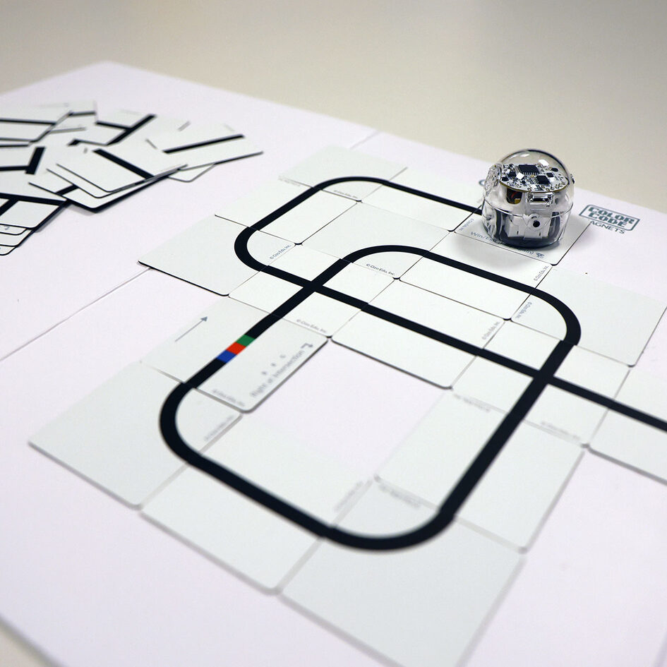 Ozobot auf Magnetbausteinen, die die Strecke vorgeben