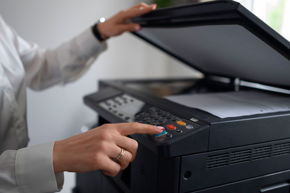 Person die eine Kopie am Drucker erstellt