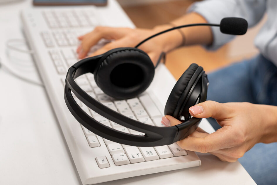 Eine Hand die ein Headset hält