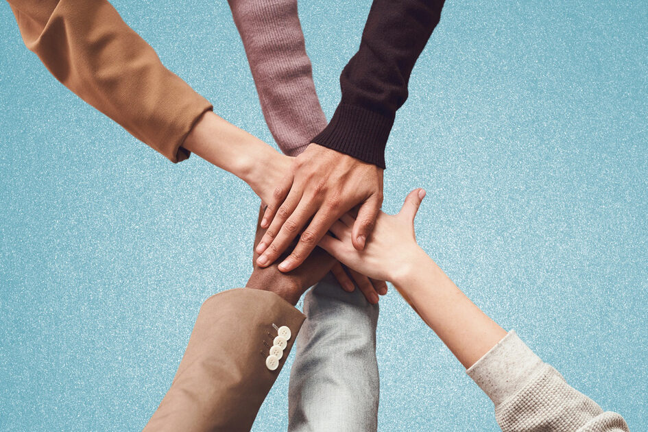 Fünf Hände die übereinanderliegen