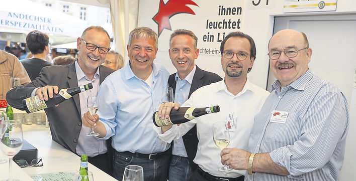 VRM-Benefizaktion "Ihnen leuchtet ein Licht": Fünf Männer mit Weinflaschen