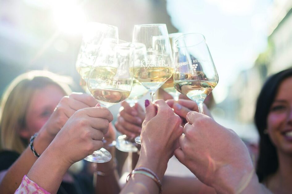 Frauen prosten sich mit Gläsern zu