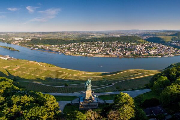 Vue aérienne par drone du monument du Niederwald sur Bingen am Rhein pendant le coucher du soleil et une journée partiellement nuageuse en été, Rheingau Hessen