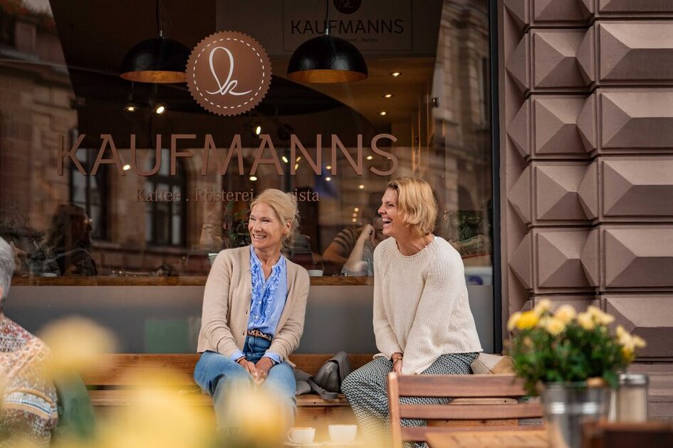 Dos mujeres delante de un café