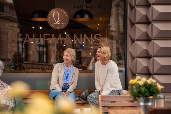 Zwei Frauen vorm Café