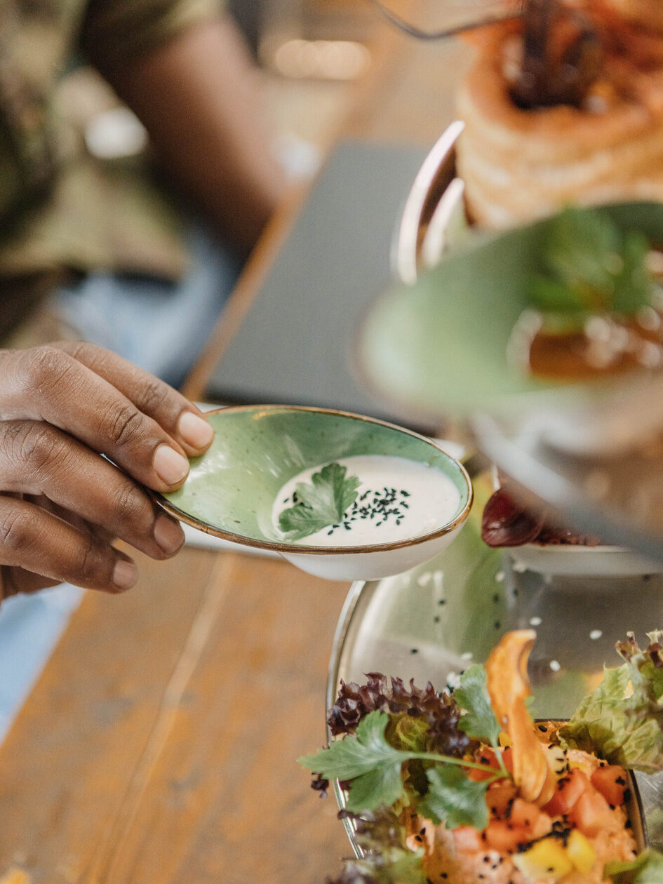 Cuenco pequeño con salsa