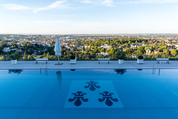 Schwimmbad mit Blick über Wiesbaen