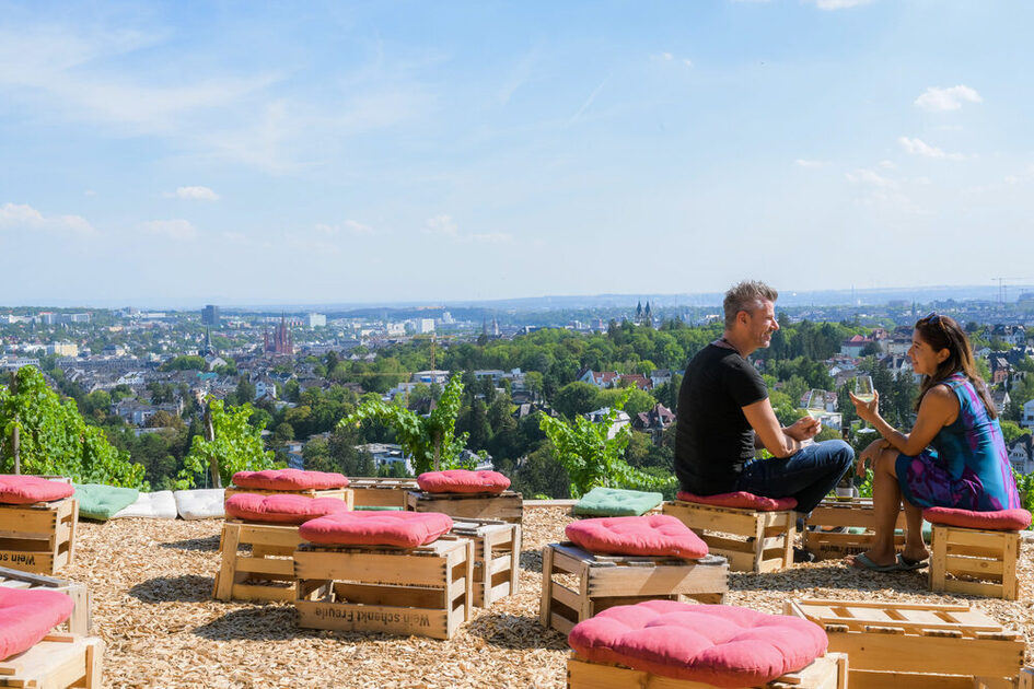 Pareja sentada en cajas con vistas a wiesbaden