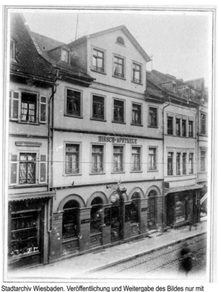 Hirsch-Apotheke, um 1895