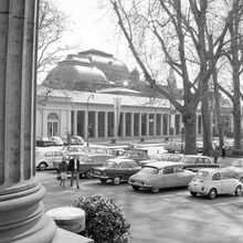 Blick vom Kurhaus auf Theaterkolonnade und Staatstheater, 1963