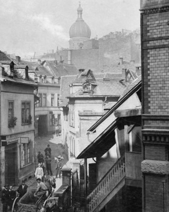 Hochstättenstraße mit der Synagoge am Michelsberg im Hintergrund,um 1895