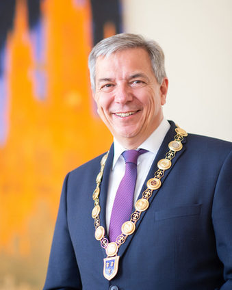 Der amtierende Oberbürgermeister Gerd-Uwe Mende trägt die neue Amtskette.