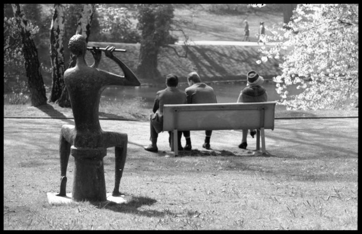 Skulptur "Der Flötenspieler" von Walter Wadephul im Kurpark, 1965