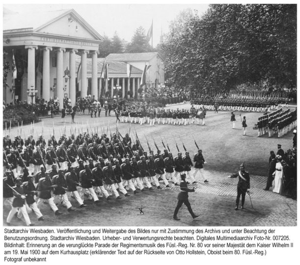 Kaiserparade vor dem alten Kurhaus, 1900