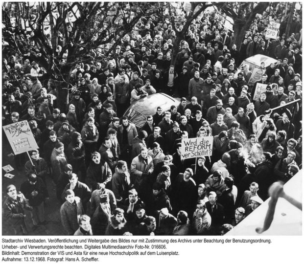 Studentendemonstration für neue Hochschulpolitik auf dem Luisenplatz, 1968