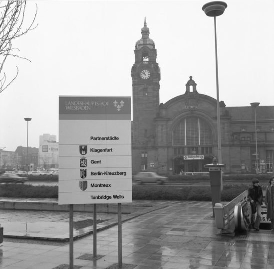 Partnerschaftssäule am Hauptbahnhof, 1977