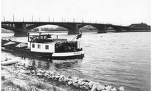Frachtschiff auf dem Rhein, um 1990