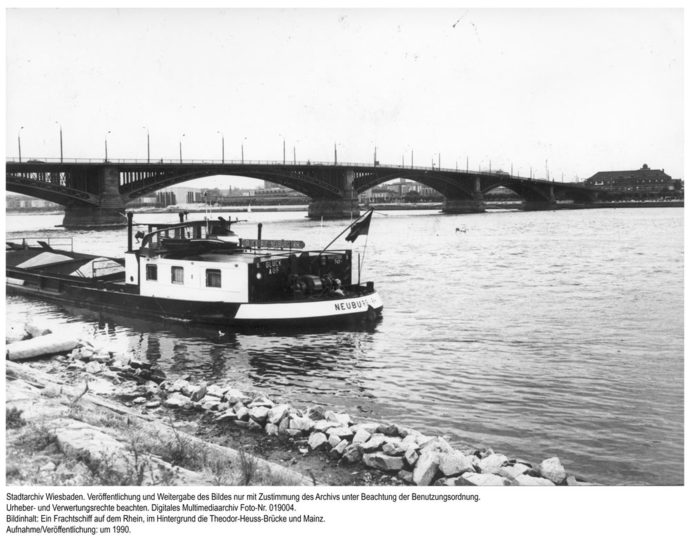 Frachtschiff auf dem Rhein, um 1990