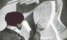 Egon Altdorf bei der Arbeit an „Genius“, Relief Muschelkalkstein, 1954.