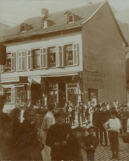Das Elternhaus in der Kirchgasse, um 1900.