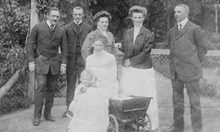 Im Kreis seiner Familie (2. v. links), 1909.