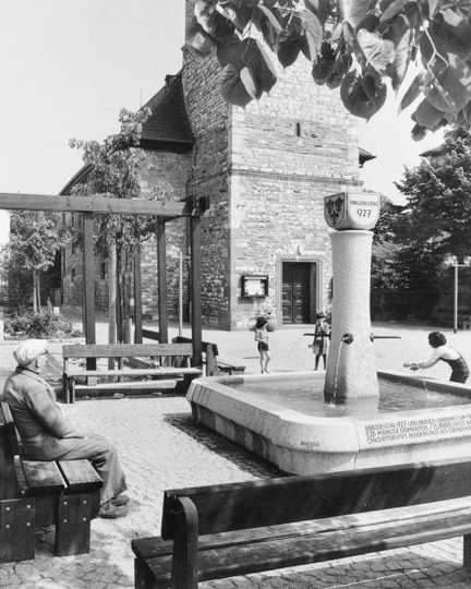 Platz vor der evangelischen Kirche, um 1980.