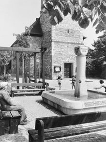 Platz vor der evangelischen Kirche, um 1980.