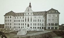 1909 wurde das neue Schulgebäude errichtet.