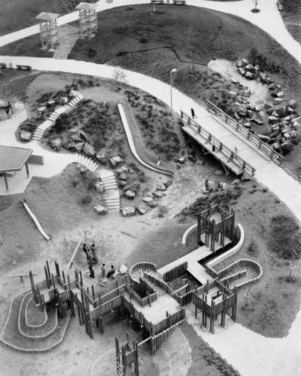 Ein Spielplatz im Biebricher Parkfeld, 1970.