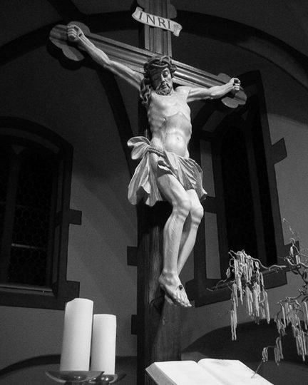 Das barocke Kreuz mit Christusdarstellung in der Igstadter Kirche.