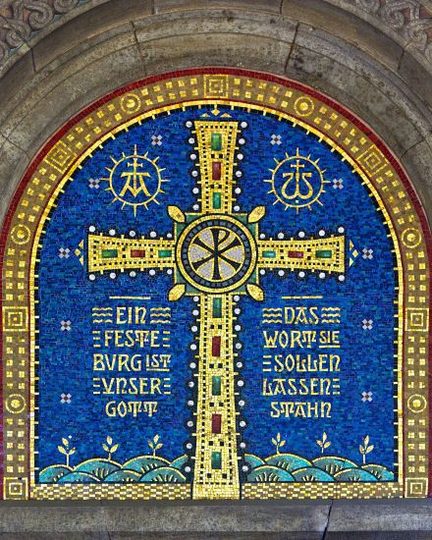 Mosaik über dem Kirchenportal.