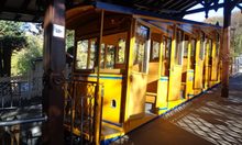 Die heutigen blau-goldenen Wagen der Nerobergbahn.