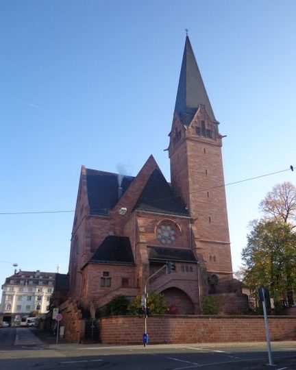 Die Oranier-Gedächtnis-Kirche vom Rhein aus gesehen.