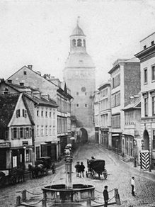 Der Uhrturm an der Marktstraße, um 1870.