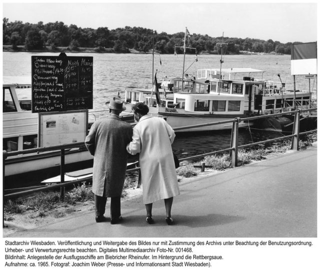 Ausflugsschiffe am Biebricher Rheinufer, ca. 1965