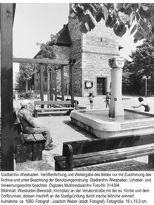 Dorfbrunnen und evangelische Kirche in Bierstadt, ca. 1980