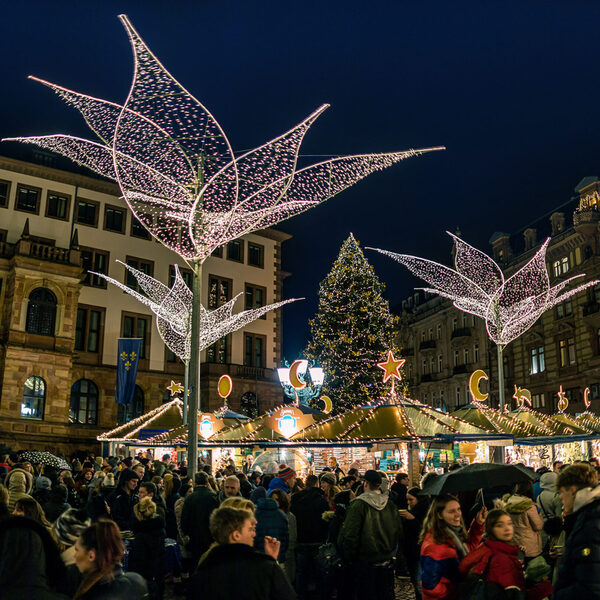 Διάφοροι χριστουγεννιάτικοι πάγκοι με ανθρώπους μπροστά τους