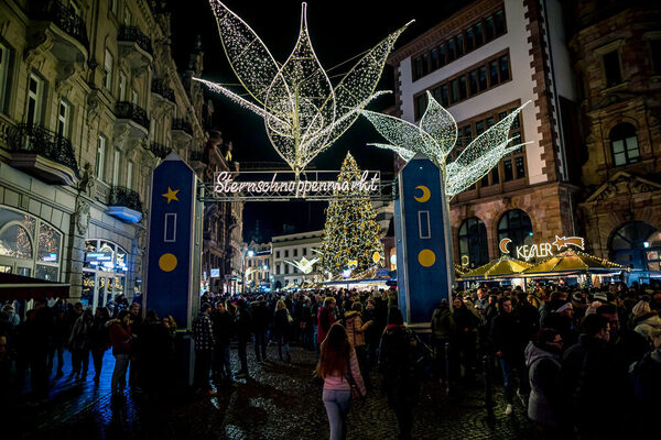 Verschiedene Weihnachtsbuden mit Menschen davor