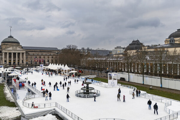 Eisbahn von oben mit Menschen beim Schlittschuh fahren