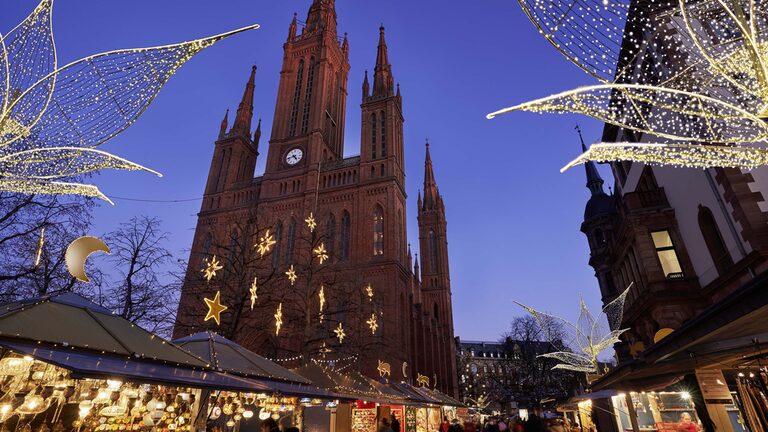 Verschiedene Buden geschmückt mit Lichterketten
