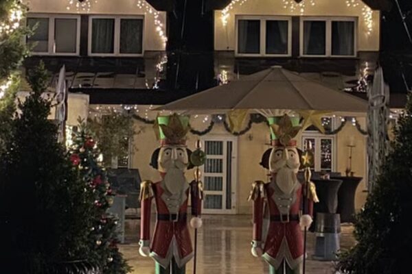 Zwei Weihnachtsmänner