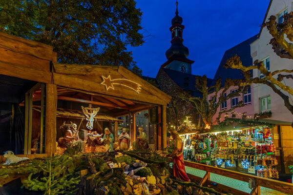 Weihnachtsmarkt mit Krippe