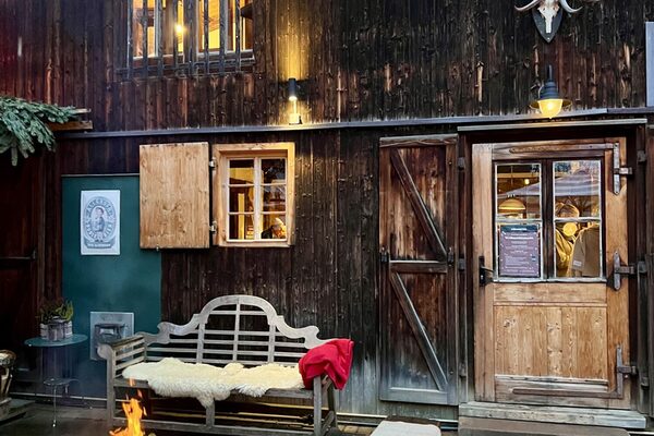 Holzhaus mit Feuerstelle und Bänken