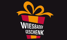 Wiesbaden-Gutschein Buntes Päckchen vor schwarzen Hintergrund