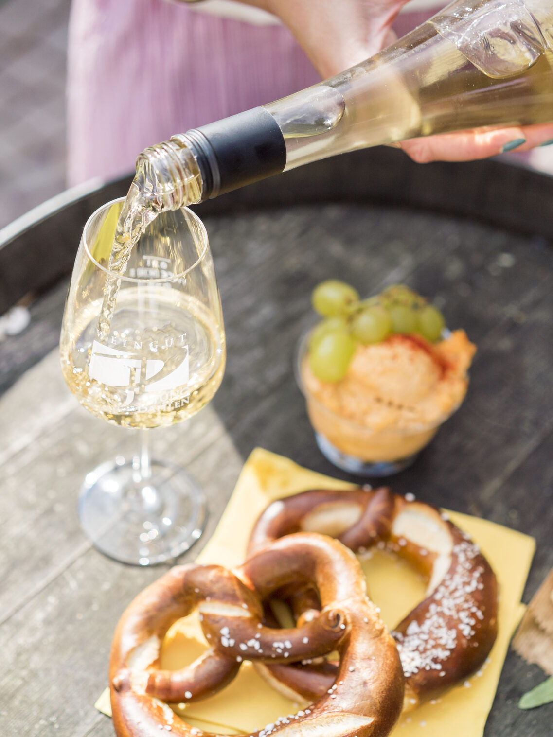 Weißwein wird eingeschenkt