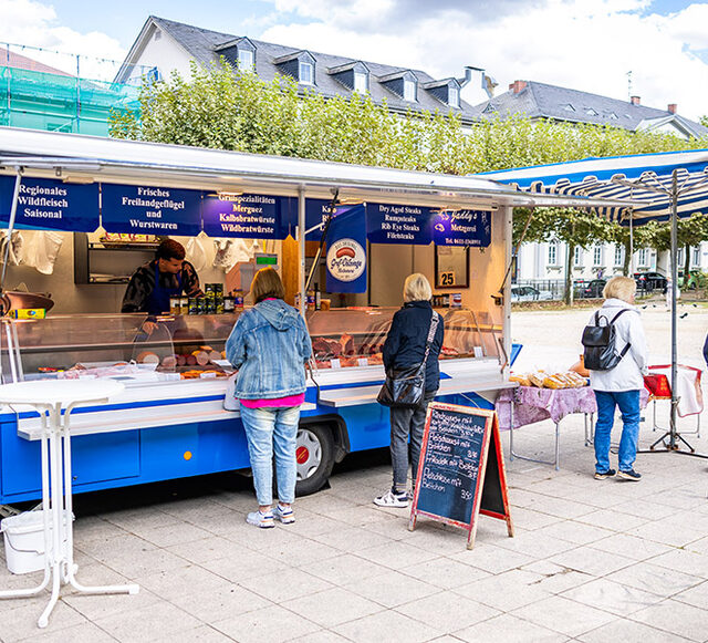 Stands de fruits et légumes sur le marché hebdomadaire de l'après-midi.