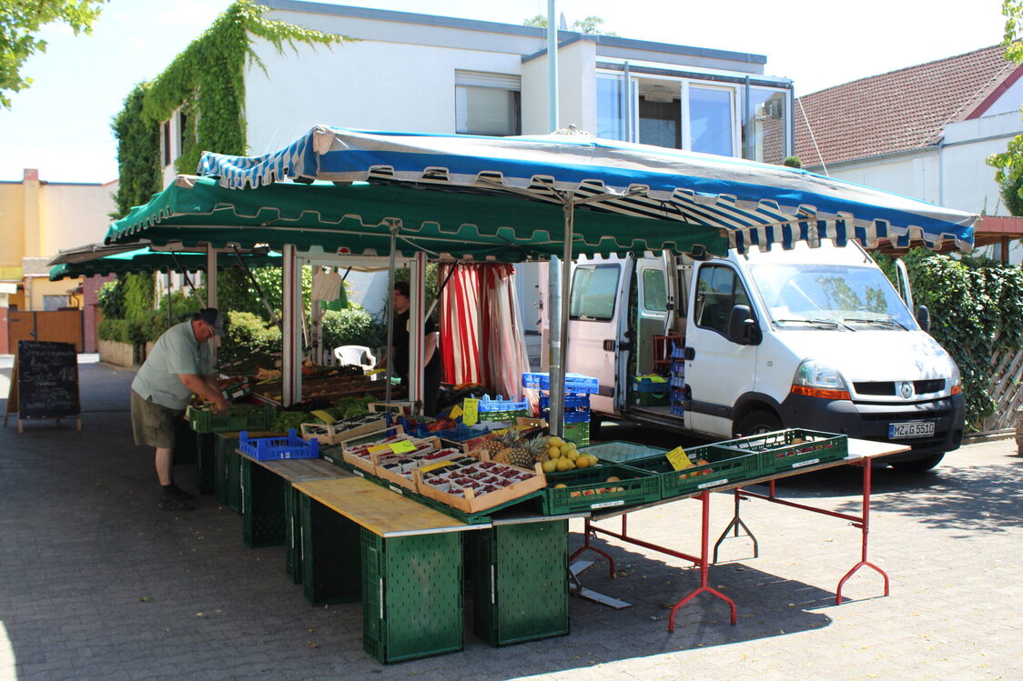 Weekly market in Mainz-Kostheim