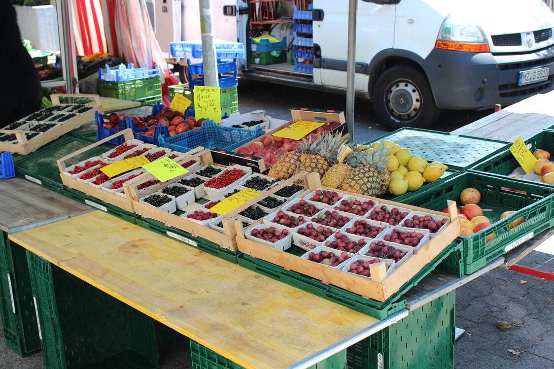 Weekly market in Mainz-Kostheim